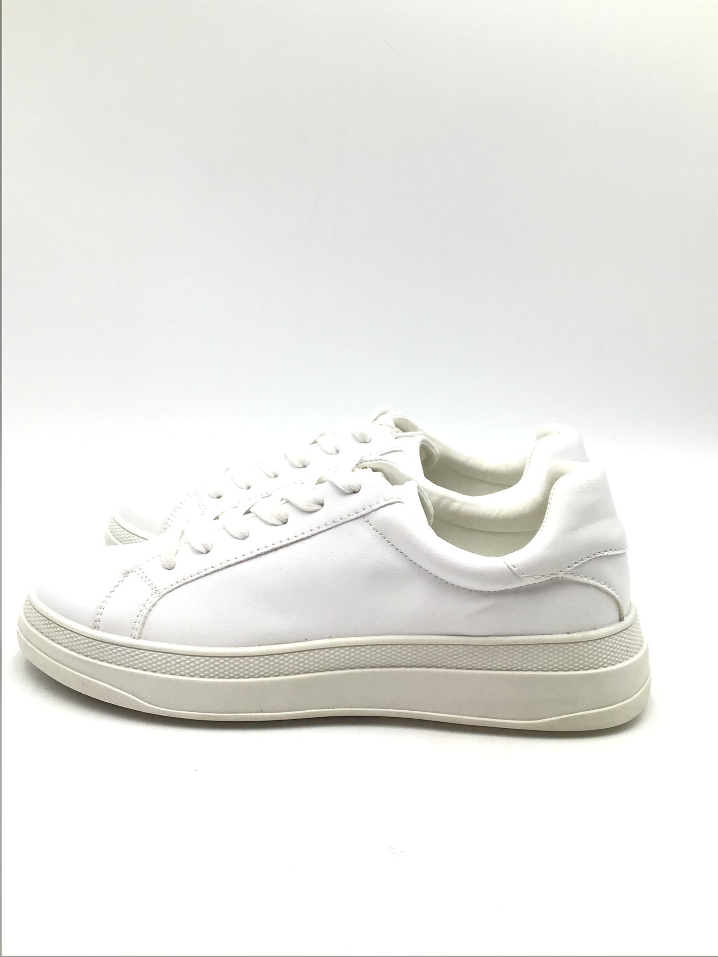 Shoes Sneakers By Steve Madden In White, Size: 11