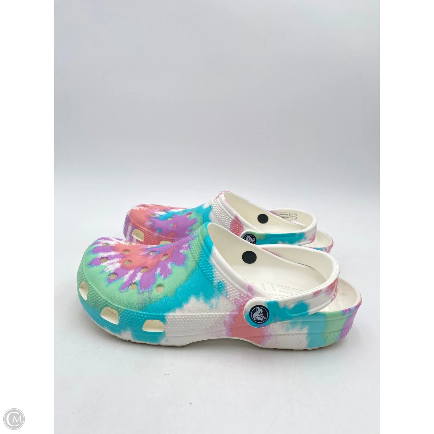 Shoes Flats By Crocs In Multi-colored, Size: 10