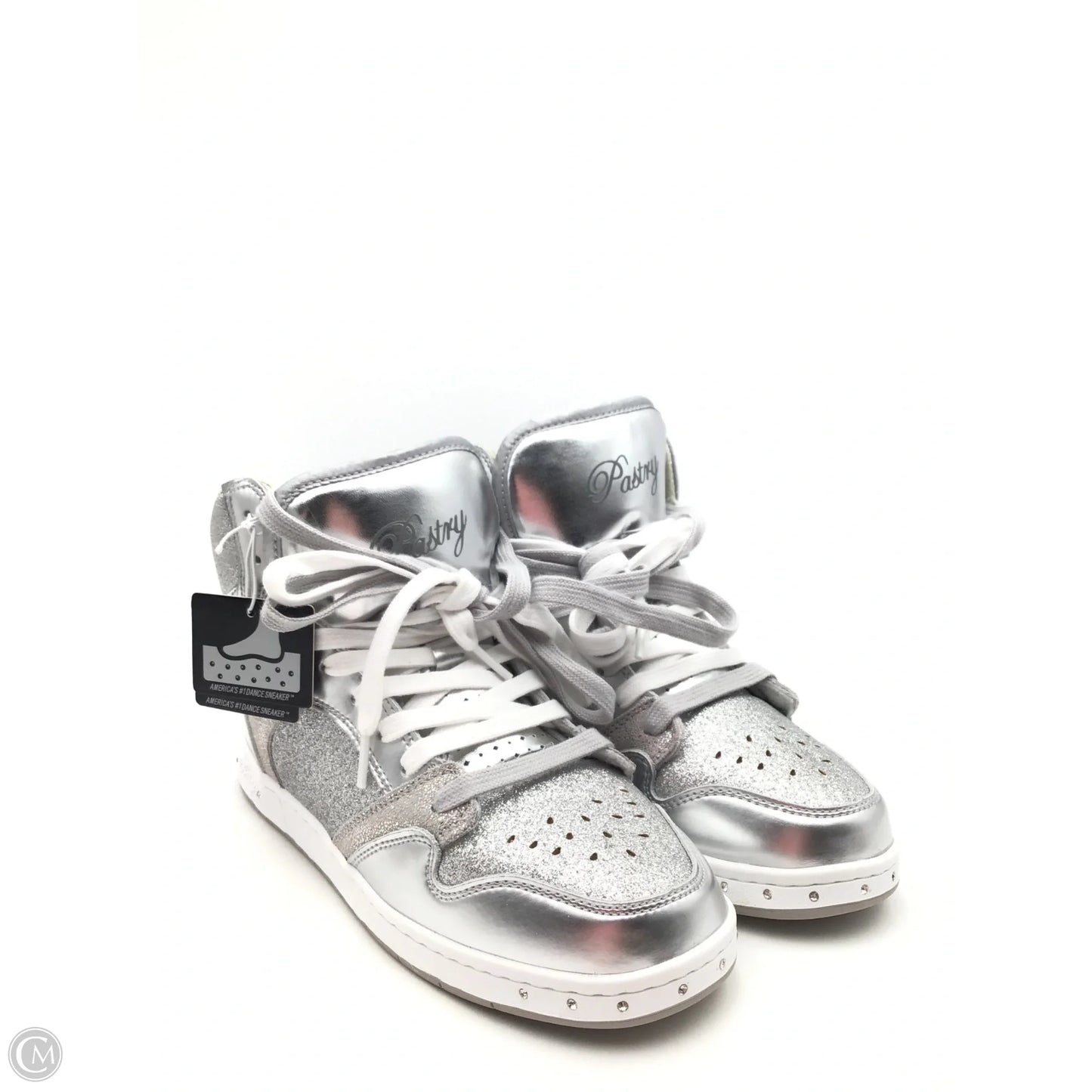 Shoes Sneakers By Clothes Mentor In Silver & White, Size: 7.5