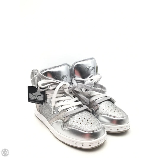 Shoes Sneakers By Clothes Mentor In Silver & White, Size: 7.5