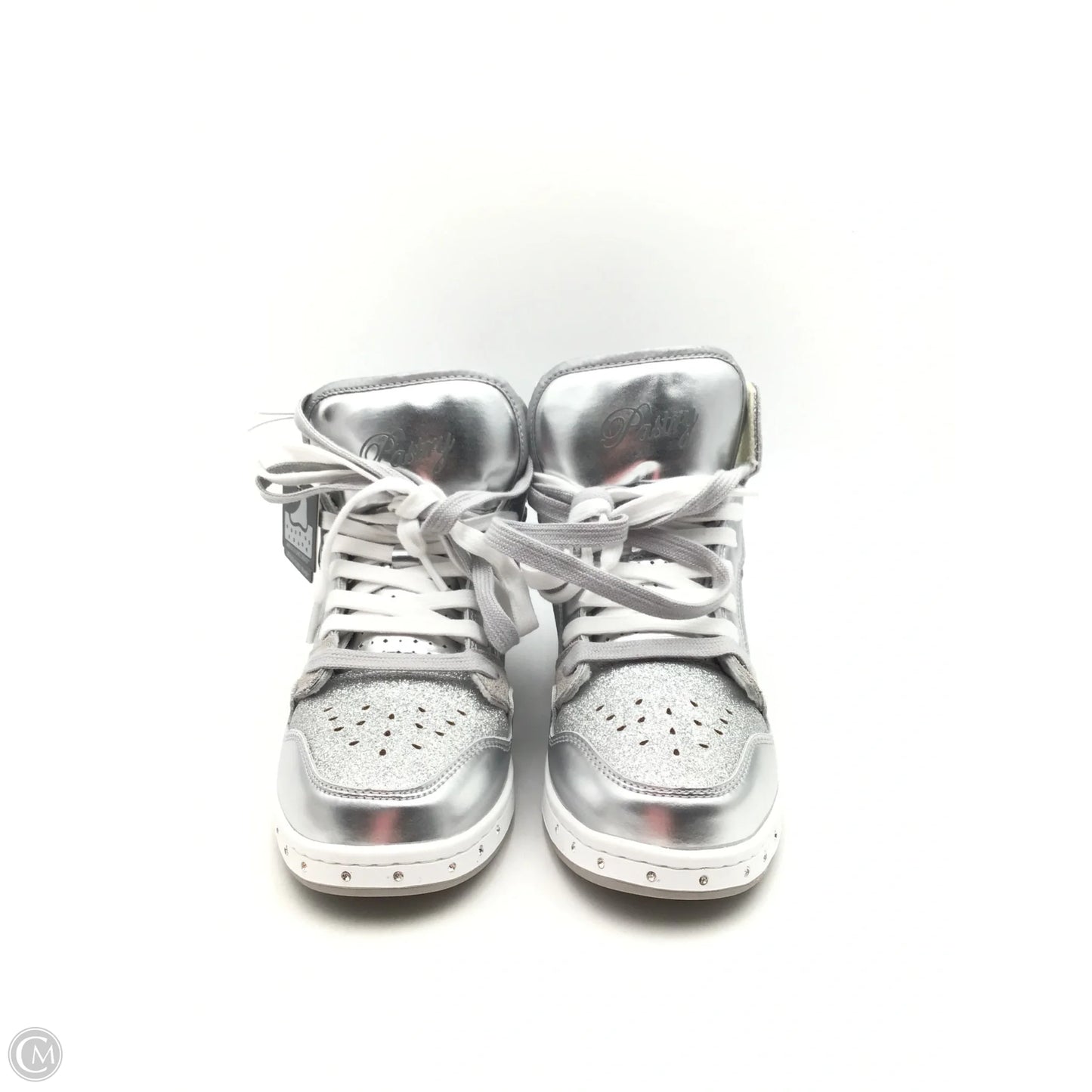 Shoes Sneakers By Clothes Mentor In Silver & White, Size: 7.5