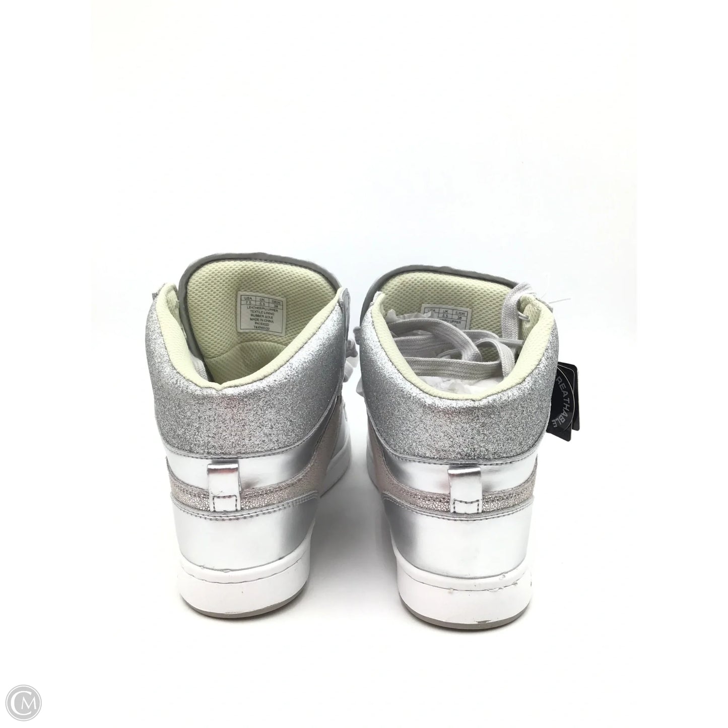 Shoes Sneakers By Clothes Mentor In Silver & White, Size: 7.5