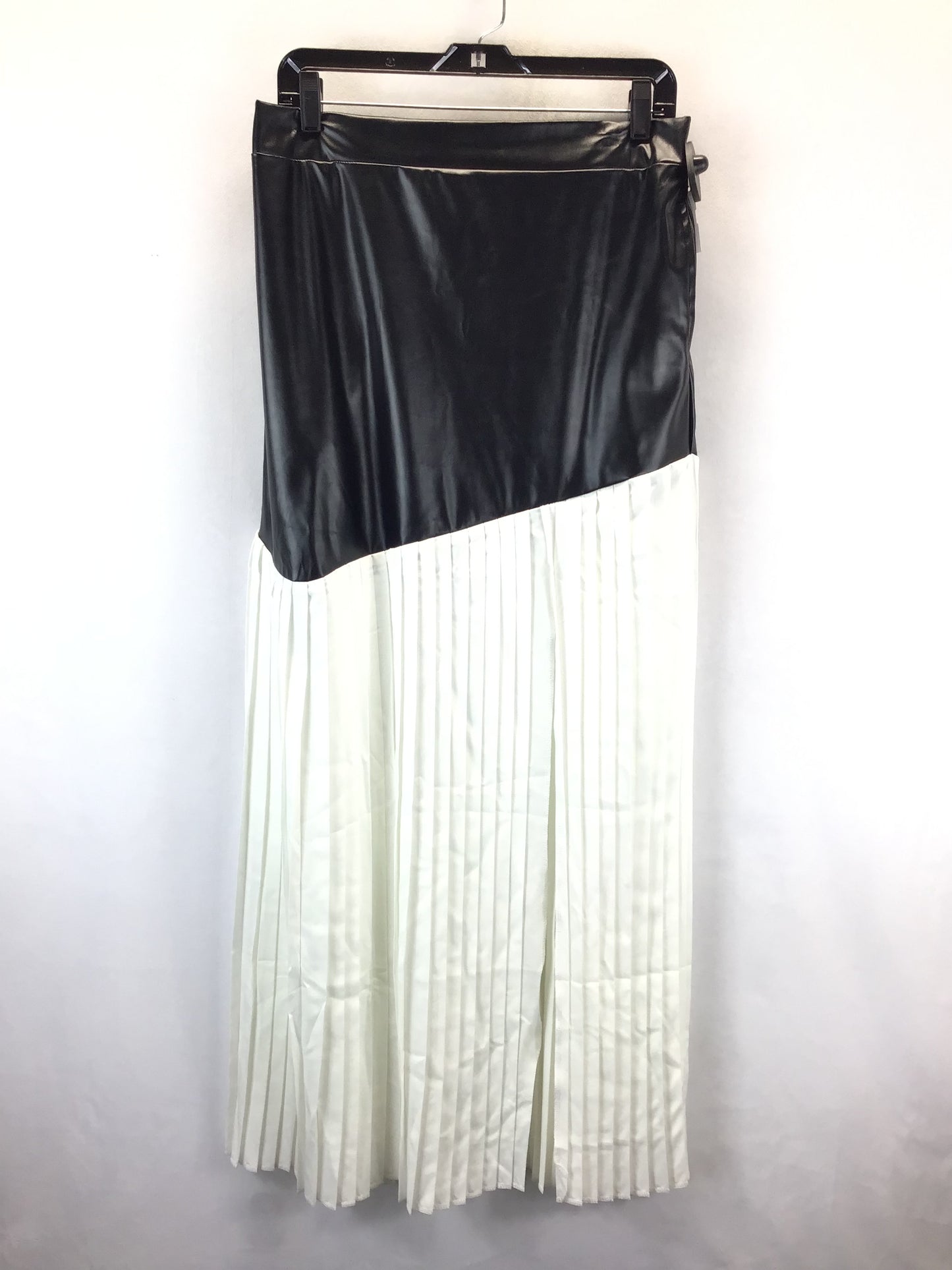 Skirt Set By Clothes Mentor In Black & White, Size: L