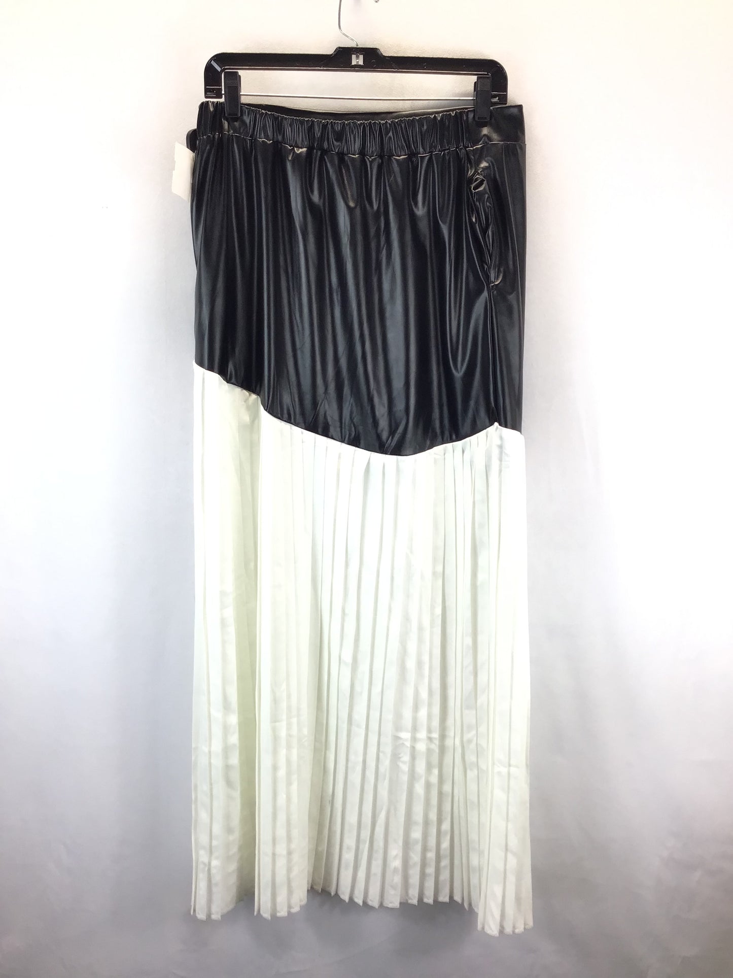 Skirt Set By Clothes Mentor In Black & White, Size: L