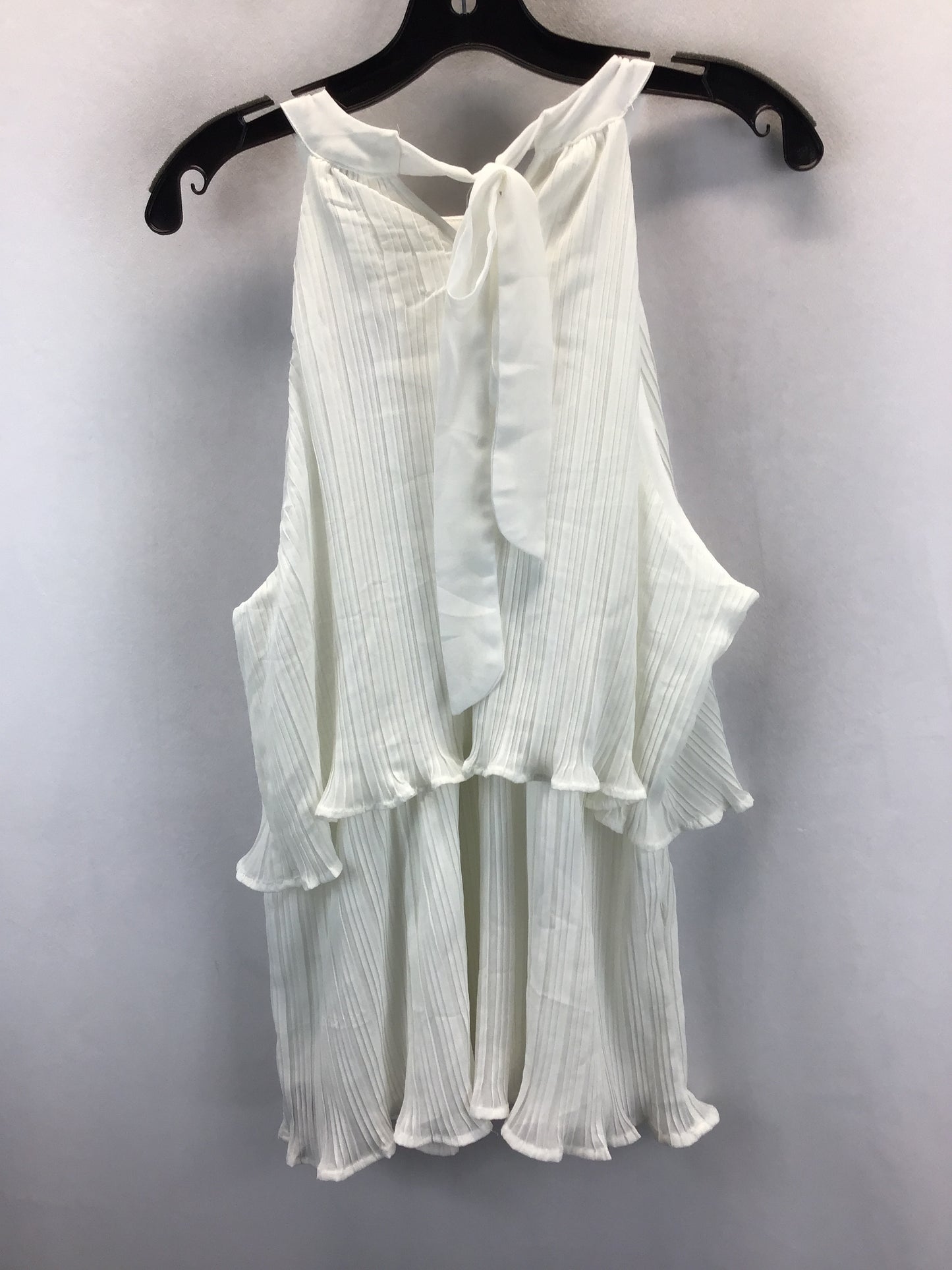 White Top Sleeveless Clothes Mentor, Size Xl