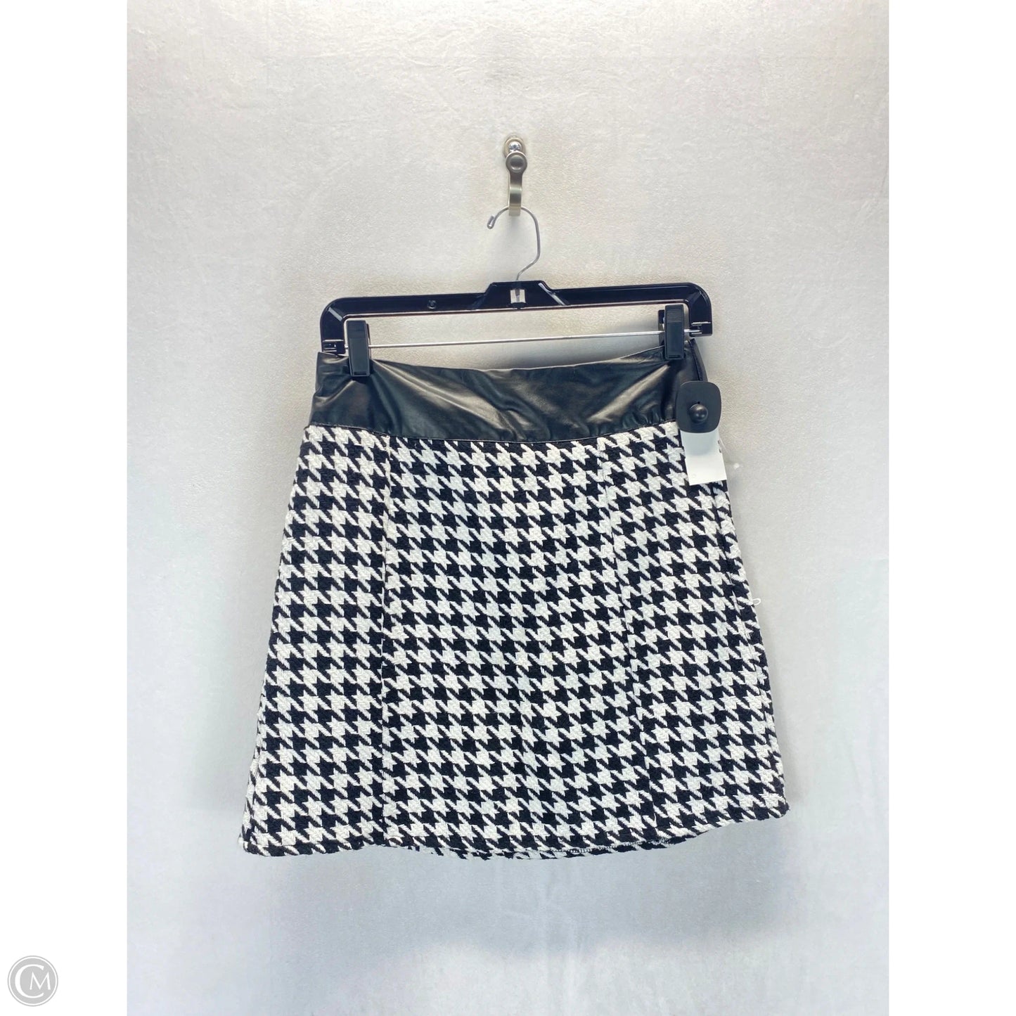 Skirt Mini & Short By Clothes Mentor In Black & White, Size: 6