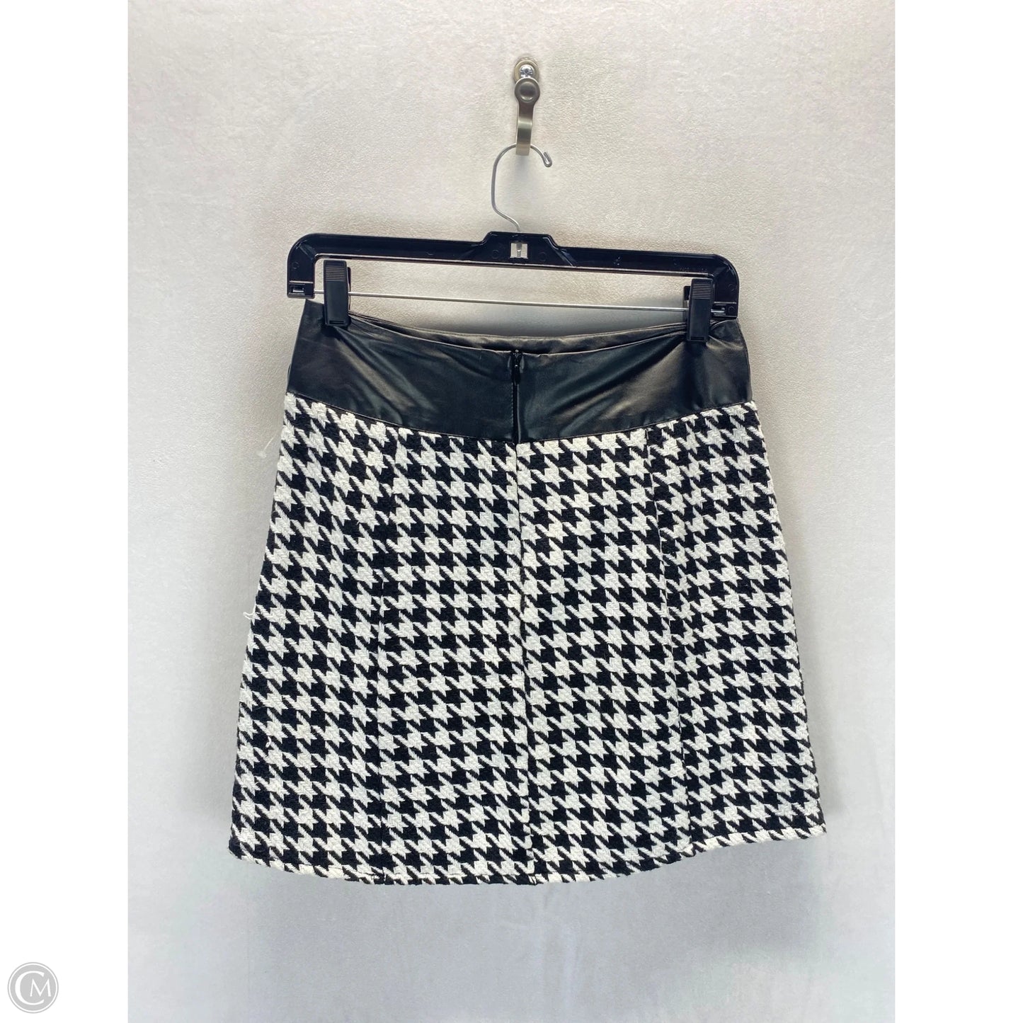 Skirt Mini & Short By Clothes Mentor In Black & White, Size: 6