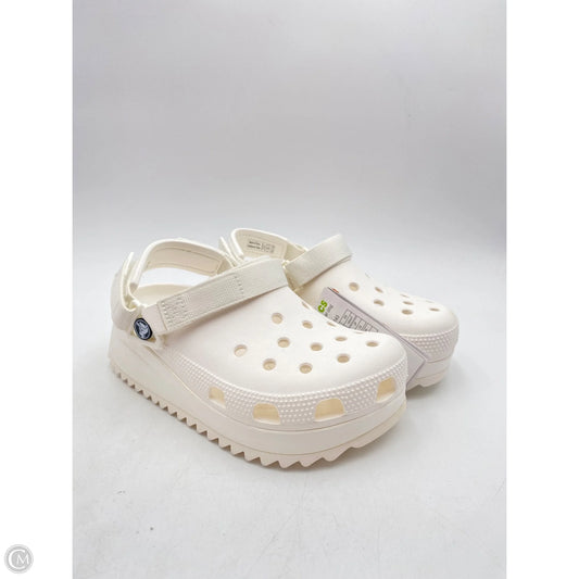 Shoes Flats By Crocs In White, Size: 5