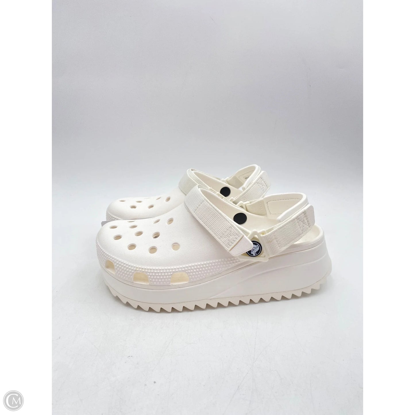 Shoes Flats By Crocs In White, Size: 5