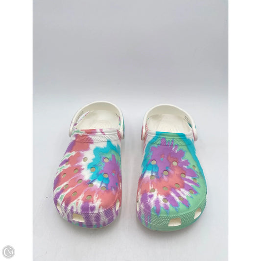 Shoes Flats By Crocs In Multi-colored, Size: 10